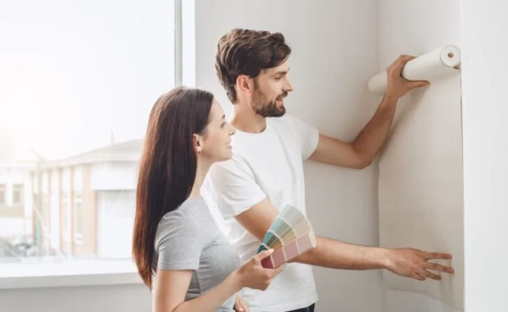 papel de parede simples Como decorar uma casa gastando pouco?