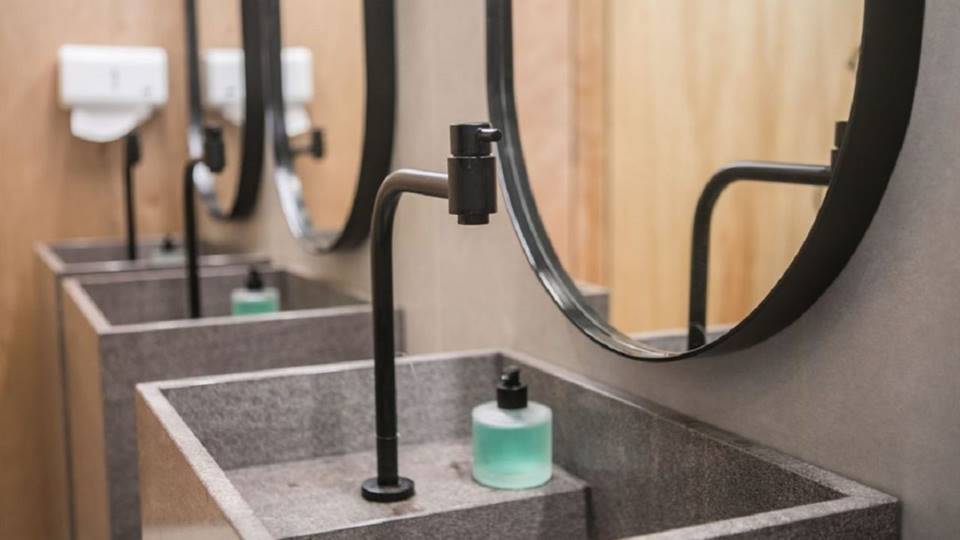 metais pretos para banheiro Como usar os metais preto da Deca em seu lavabo