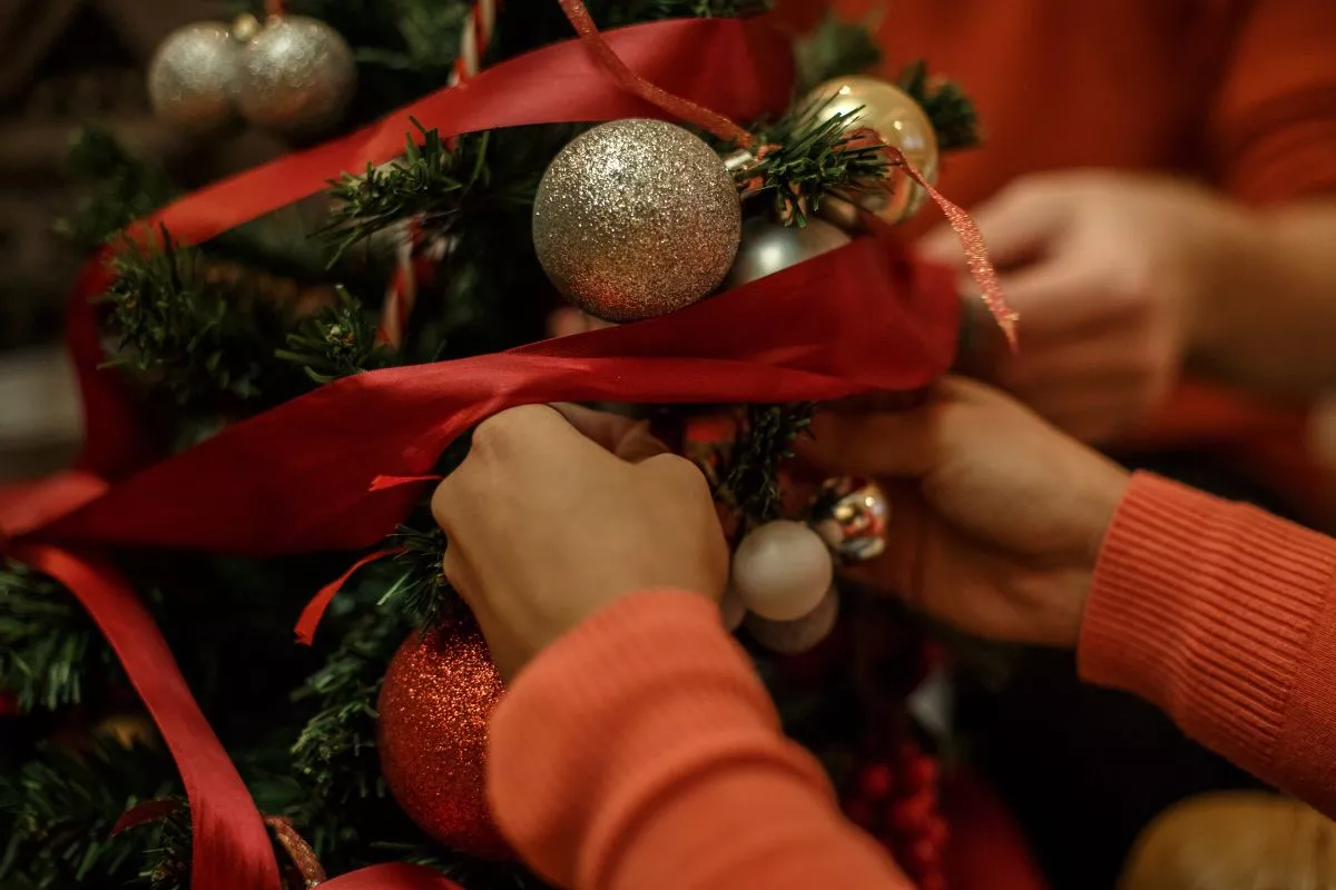 Como decorar a arvore de Natal gastando pouco