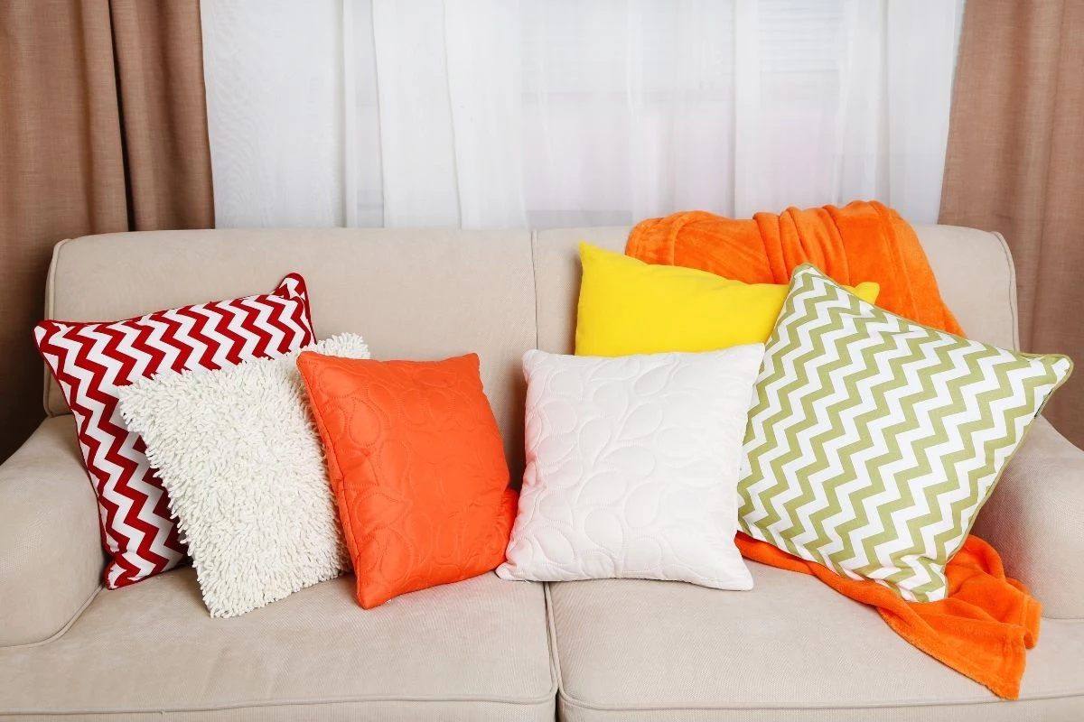 Almofadas demais no sofa 40 Itens de Decoração Brega Para Não Ter Em Casa