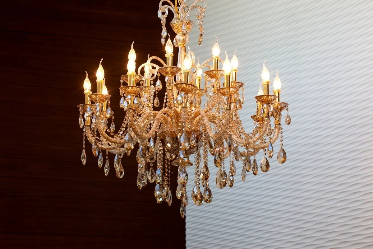 Candelabros muito elaborados 40 Itens de Decoração Brega Para Não Ter Em Casa