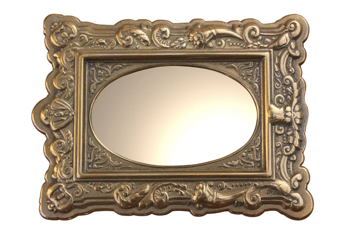 Espelhos com molduras muito elaboradas 40 Itens de Decoração Brega Para Não Ter Em Casa