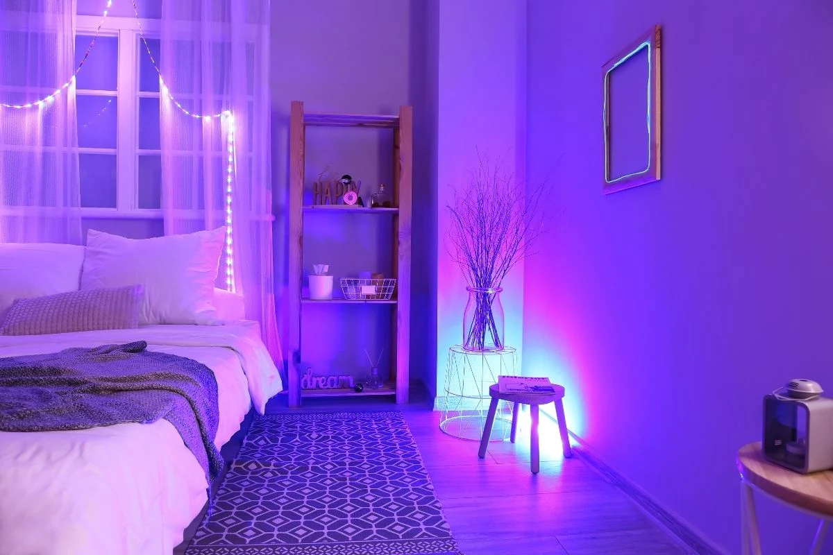 Iluminacao neon ou muito colorida para ambientes 40 Itens de Decoração Brega Para Não Ter Em Casa