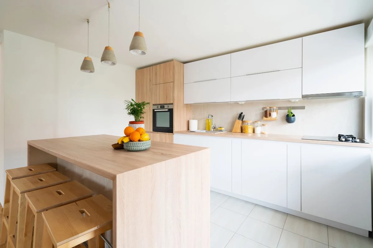 Utilize cores claras e iluminação adequada Cozinha Planejada Apartamento